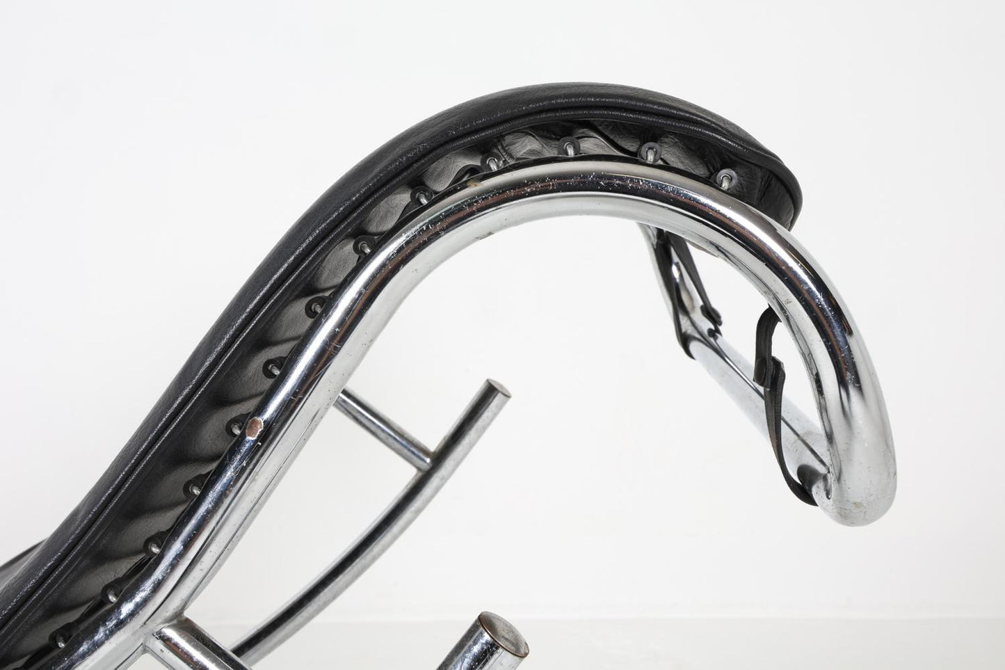 le corbusier style leather chaise lounge chair