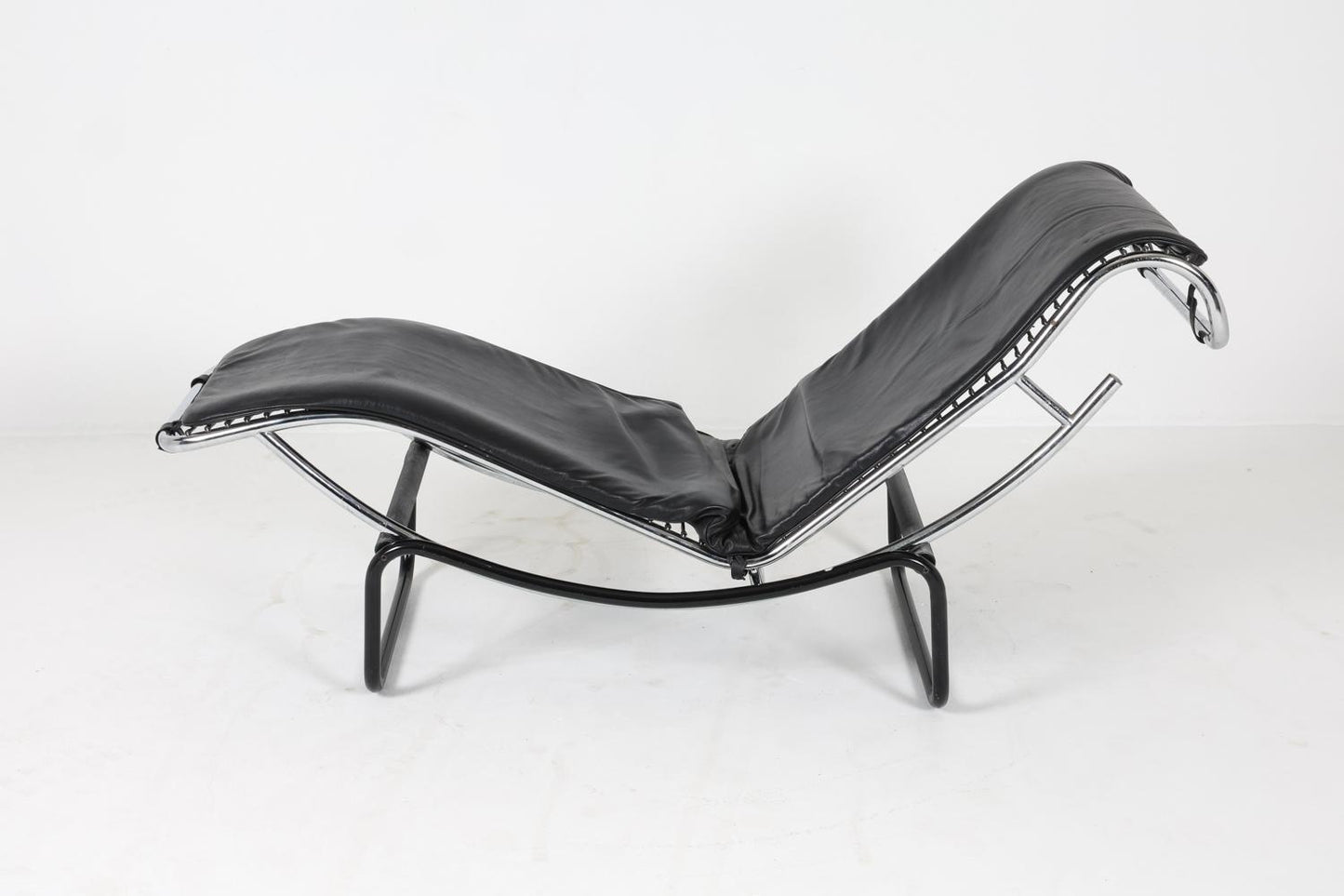 le corbusier style leather chaise lounge chair