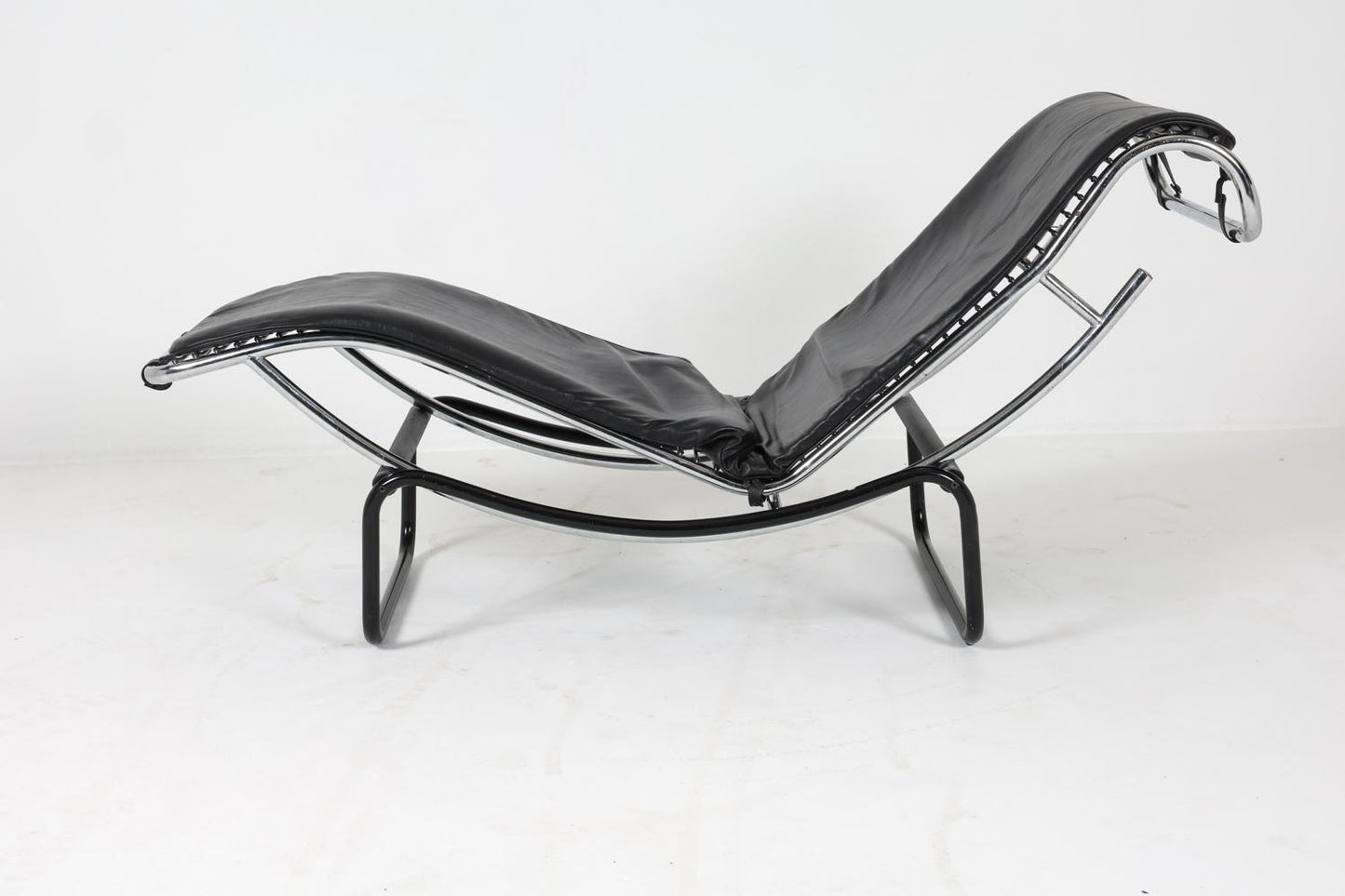 le corbusier style leather chaise lounge chair