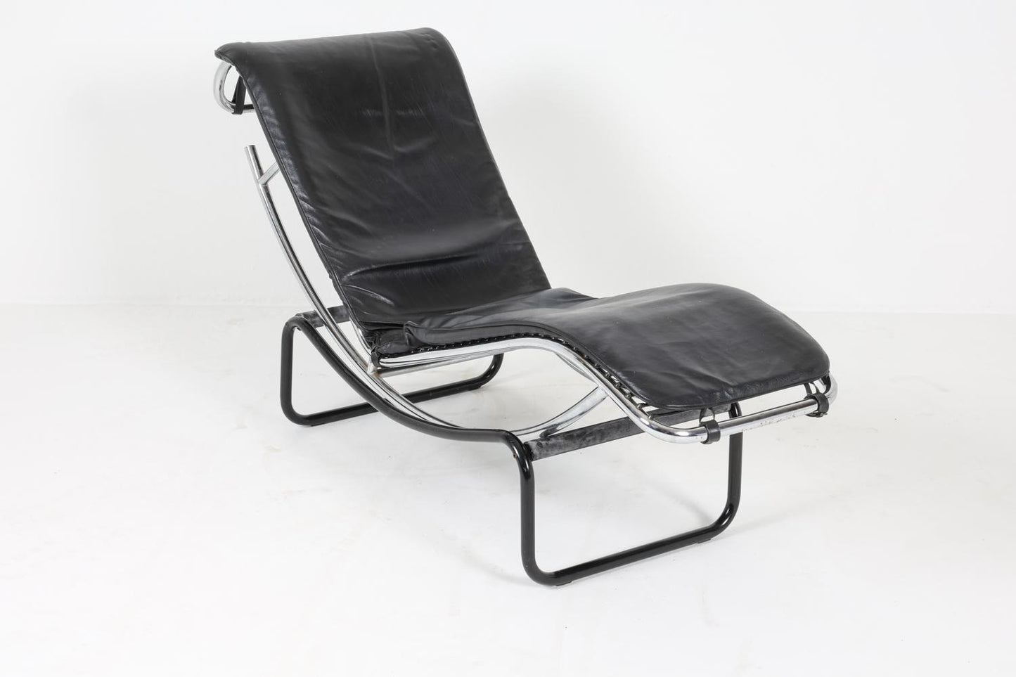 le corbusier style leather chaise lounge chair