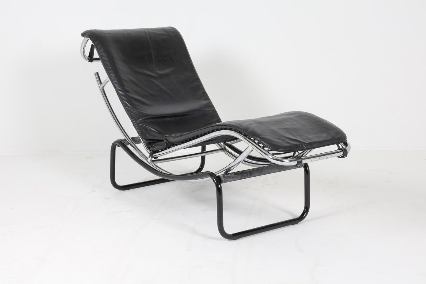 le corbusier style leather chaise lounge chair