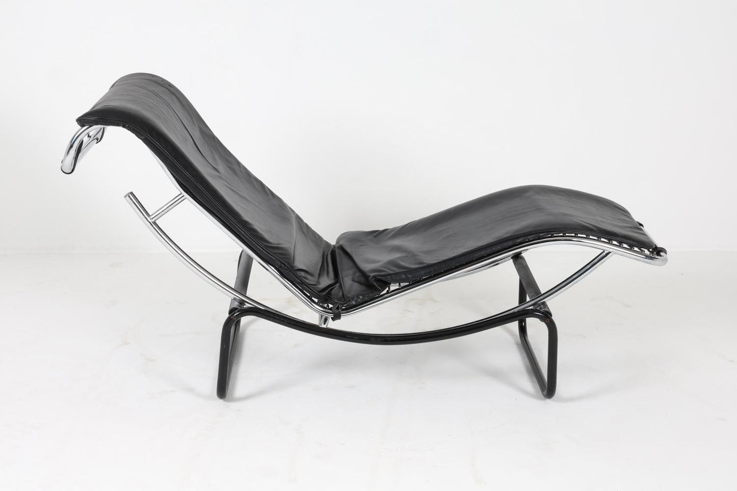 le corbusier style leather chaise lounge chair