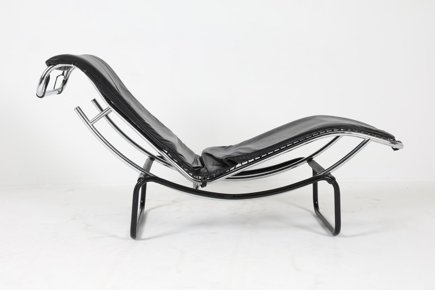 le corbusier style leather chaise lounge chair